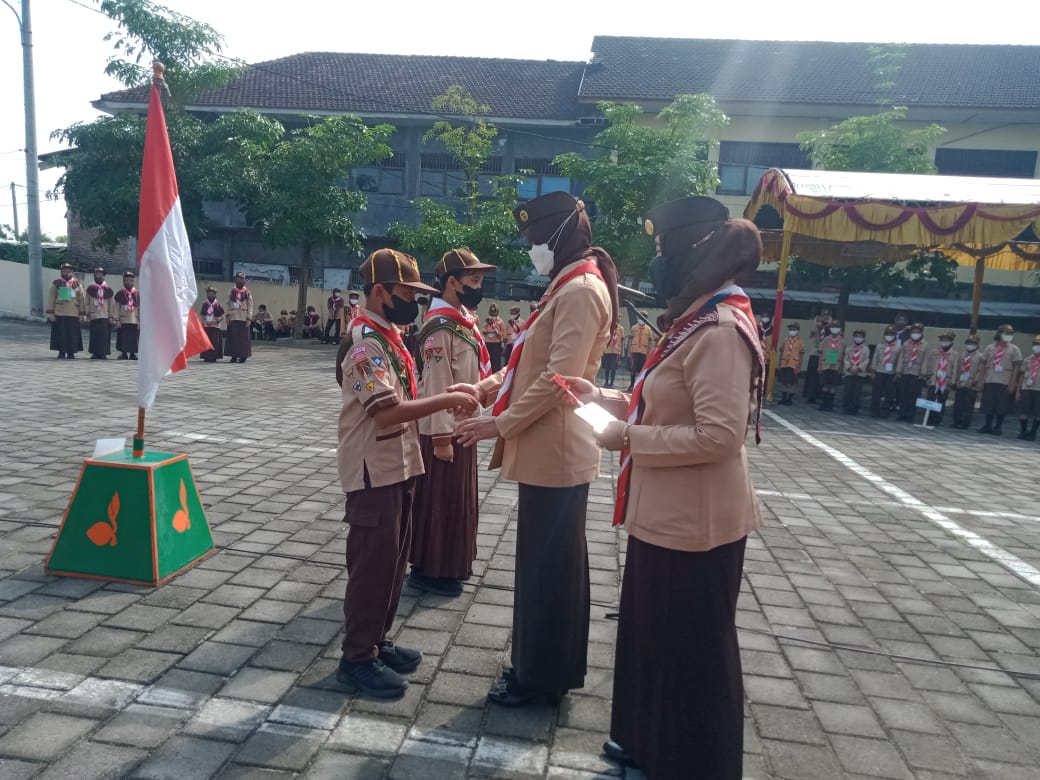 Bunda Endah, anggota Mabicab Demak sematkan tanda peserta Pesta Siaga Binwil Semarang